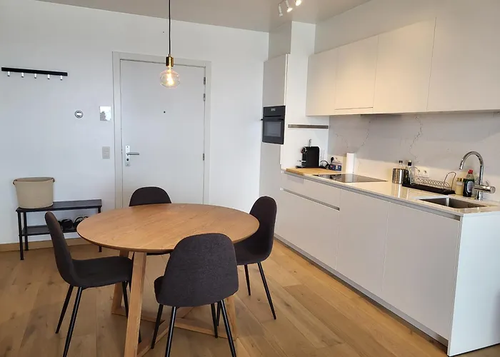 Skytower One - 14th Floor - Splendid Harbour & Sea View Apartamento